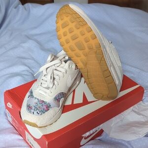NIKE | Air Max 1 Dessert Sand Floral